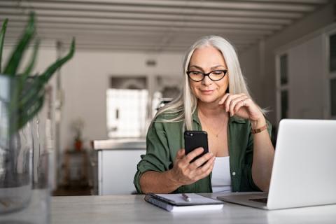 woman on a texting session with her hearing mentor
